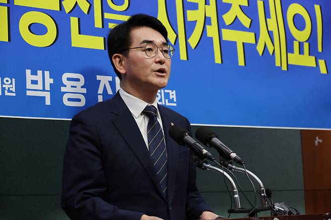박용진 더불어민주당 의원이 18일 오후 전북특별자치도의회에서 기자회견을 열고 지지를 호소하고 있다. 연합뉴스