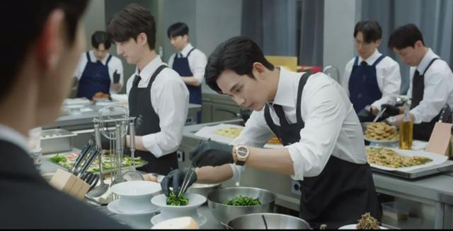지난 9일 방송된 드라마 '눈물의 여왕'에서 백현우(김수현)가 제기에 나물을 담고 있다. 그는 퀸즈그룹 사위다. 이 재벌가에선 여성이 아닌 남성들이 제사 음식을 모두 준비한다. tvN 영상 캡처
