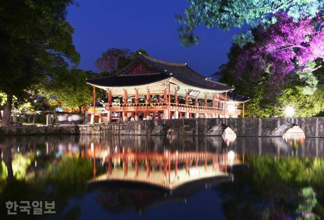 지상낙원의 이상향을 구현한 남원 광한루원 야경. 한국일보 자료사진