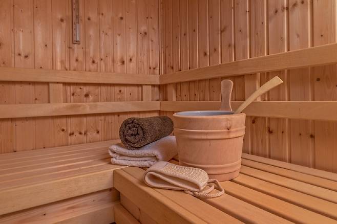 감기 기운이 있을 때 사우나를 하면 인체의 자연스러운 발한 작용이 잘 일어나지 않아 오히려 열이 더 오를 수 있다./사진=클립아트코리아