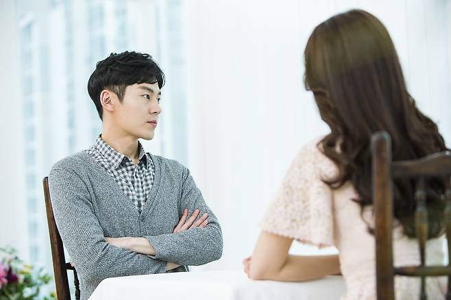 환승연애는 사랑이 여러 단계를 거치면서 변하는 것을 못 받아들이거나 이별을 못 견뎌서 빠르게 새로운 사랑을 시작하려는 사람에게 잘 나타나는 연애 형태다. /사진=클립아트코리아