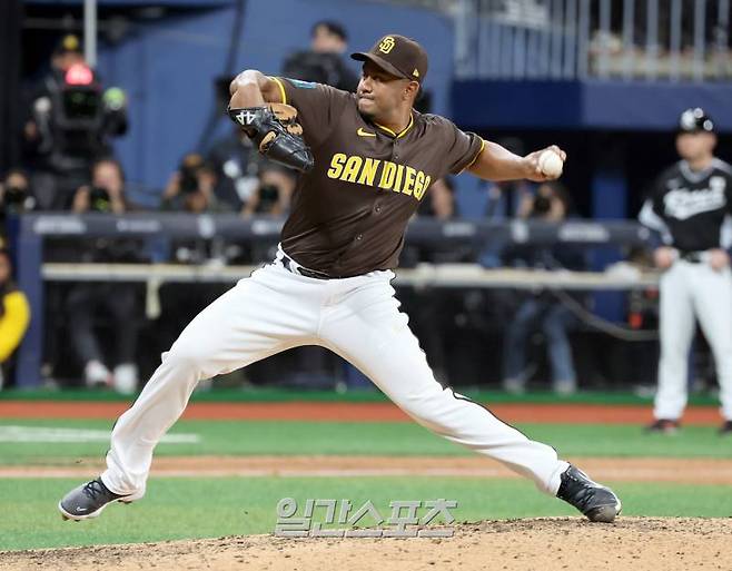 17일 서울 고척스카이돔에서 ‘메이저리그 월드투어 서울 시리즈 2024’ 샌디에이고 파드리스와 팀 코리아의 경기가 열렸다. 샌디에이고 투수 페랄타가 8회 등판 역투하고있다. 고척돔=정시종 기자 capa@edaily.co.kr /2024.03.17.