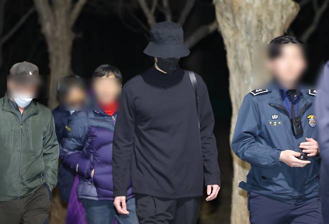 집단 성폭행 혐의로 실형에 처해졌던 가수 정준영(35)이 19일 오전 전남 목포교도소에서 형기를 마치고 출소하고 있다. 뉴스1