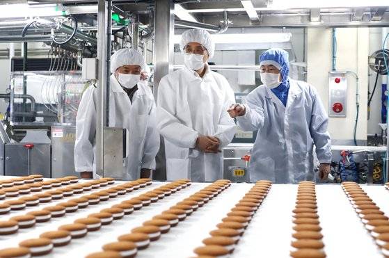 한훈 농림축산식품부 차관이 18일 충북 청주시 오리온 청주공장을 방문해 제과 생산 현장을 둘러보고 있다. 연합뉴스
