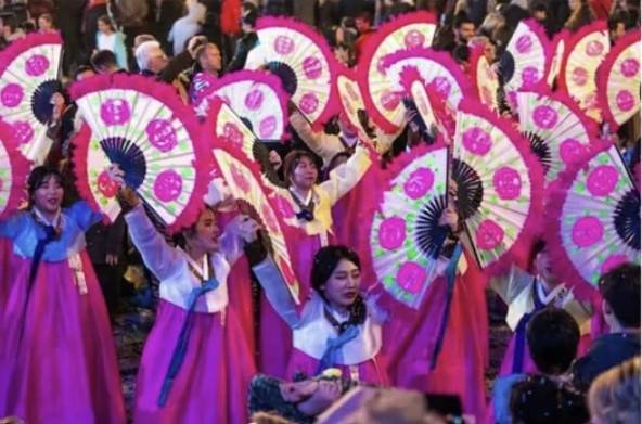 최근 막을 내린 세계적인 축제 니스 카니발을 소개하는 프랑스의 한 여행사 사이트에 ‘중국인 댄서’라는 설명과 함께 부채춤을 추는 사진이 올라왔다. [사진=서경덕 교수 페이스북 갈무리]