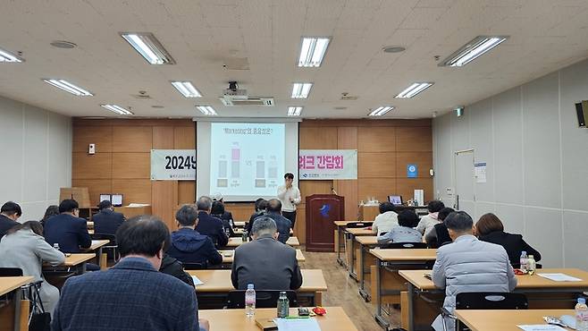 DGB대구은행이 지난 15일 경북테크노파크에서 지역과소셜비즈 마을기업지원센터와 공동으로 마케팅 교육을 진행하고 있다.(사진제공-지역과 소셜비즈)