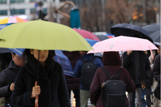 21일 오전 서울 광화문 네거리에서 우산을 쓴 시민들이 횡단보도를 건너고 있다. (출처=연합뉴스)