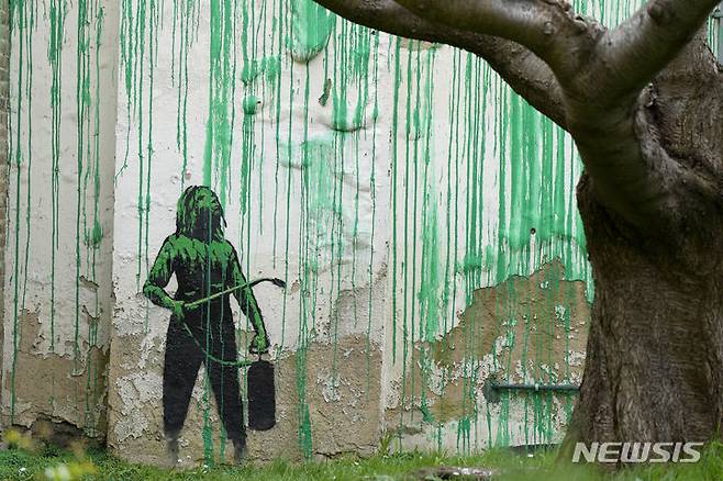[런던=AP/뉴시스] '얼굴 없는 화가'로 알려진 영국 유명 그라피티 작가 뱅크시가 18일(현지시각) 영국 런던 북부 핀스버러 공원 인근의 한 건물 외벽에 그린 작품이 보이고 있다. 2024.03.19.