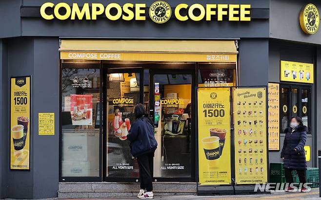 [서울=뉴시스] 권창회 기자 = 컴포즈커피가 매장 이용시 모든 음료 메뉴를 잔당 1000원씩 추가로 받고 있는 것으로 나타났다. 이에 따라 아메리카노를 마실 경우 픽업시에는 1500원을 내면 되지만, 매장에서 이용시 2500원이 적용된다. 사진은 28일 오후 서울 시내 컴포즈커피 매장 모습. 2023.12.28. kch0523@newsis.com