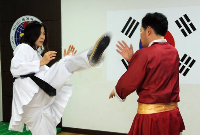 모로구미꼬(사진 왼쪽)가 남편 배봉석(충청남도 택견회장)과 택견을 수려하는 모습. 대한택견회