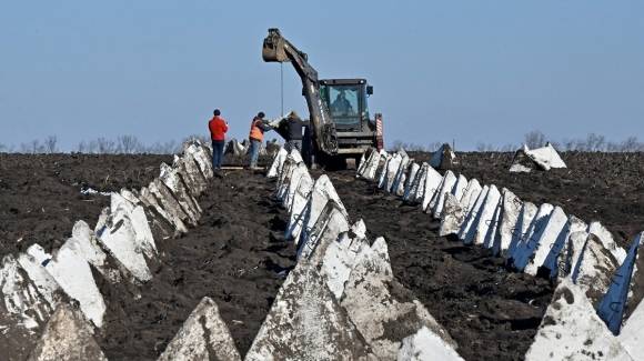 지난 12일 우크라이나 측이 하르키우 지역에 용의 이빨을 설치하고 있다.  AFP 연합뉴스