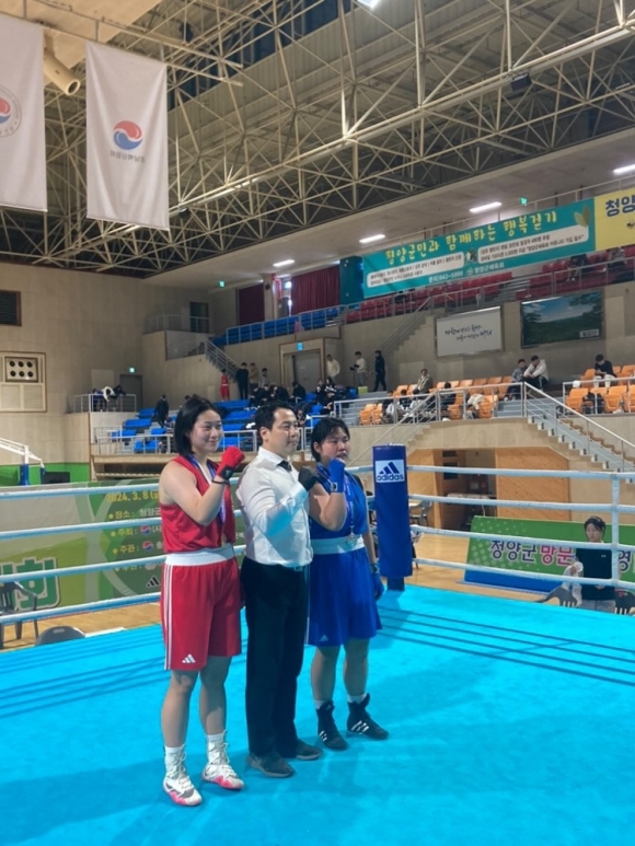 -75kg 결승에서 우승한 한혜린(왼쪽) 선수가 금메달을 목에 걸고 포즈를 취하고 있다.