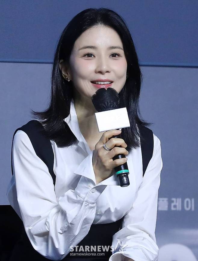 배우 이보영이 19일 오전 서울 강남구 조선호텔 조선팰리스에서 진행된 쿠팡플레이 시리즈 '하이드' 제작발표회에 참석해 인사말을 하고 있다.  '하이드'는 어느 날 남편이 사라진 후, 그의 실종에 얽힌 비밀을 추적하며 감당하기 어려운 큰 진실과 마주하게 되는 여자의 이야기다. 오는 23일 공개. 2024.03.19 /사진=김창현