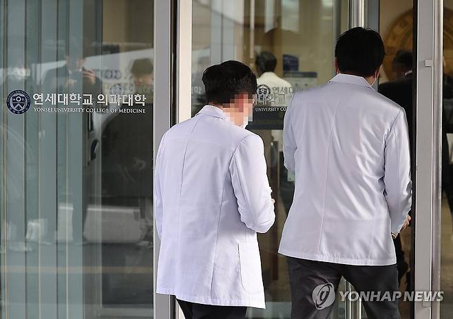 연대 의과대학 들어서는 의료진 (서울=연합뉴스) 박동주 기자 = 정부의 의료개혁 방침에 대한 향후 대응 방안을 결정하기 위해 연세대 의대 교수들의 회의가 열릴 예정인 18일 오후 서울 서대문구 연세대학교 의과대학으로 의료진이 들어가고 있다. 2024.3.18 pdj6635@yna.co.kr