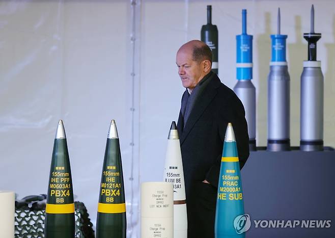 독일산 포탄 바라보는 올라프 숄츠 독일 총리 [EPA 연합뉴스 자료사진. 재판매 및 DB 금지]