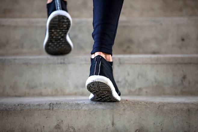 계단 오르기는 하체 근력 강화에 매우 좋은 운동이다. 빠르게 걷기와 병행하면 근력 강화 효과가 높다. [사진=게티이미지뱅크]