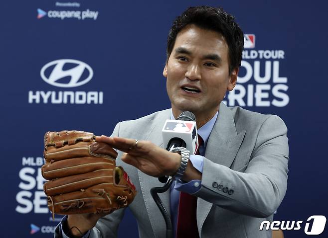 미국프로야구(MLB) 공식 개막 서울시리즈 1차전 시구를 맡은 박찬호가 20일 오후 서울 고척스카이돔에서 가진 기자회견에서 30년 전 글러브를 가져왔다며 손가락을 가리는 부분을 설명하고 있다. 2024.3.20/뉴스1 ⓒ News1 박정호 기자