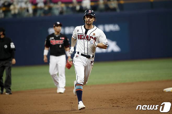 12일 오후 서울 구로구 고척스카이돔에서 열린 프로야구 2020 신한은행 SOL KBO 포스트시즌 플레이오프 3차전 kt위즈와 두산베어스의 경기에서 8회말 두산 공격 1사 주자 없는 상황 오재원이 솔로 홈런을 치고 베이스를 돌고 있다. 2020.11.12/뉴스1 ⓒ News1 이승배 기자