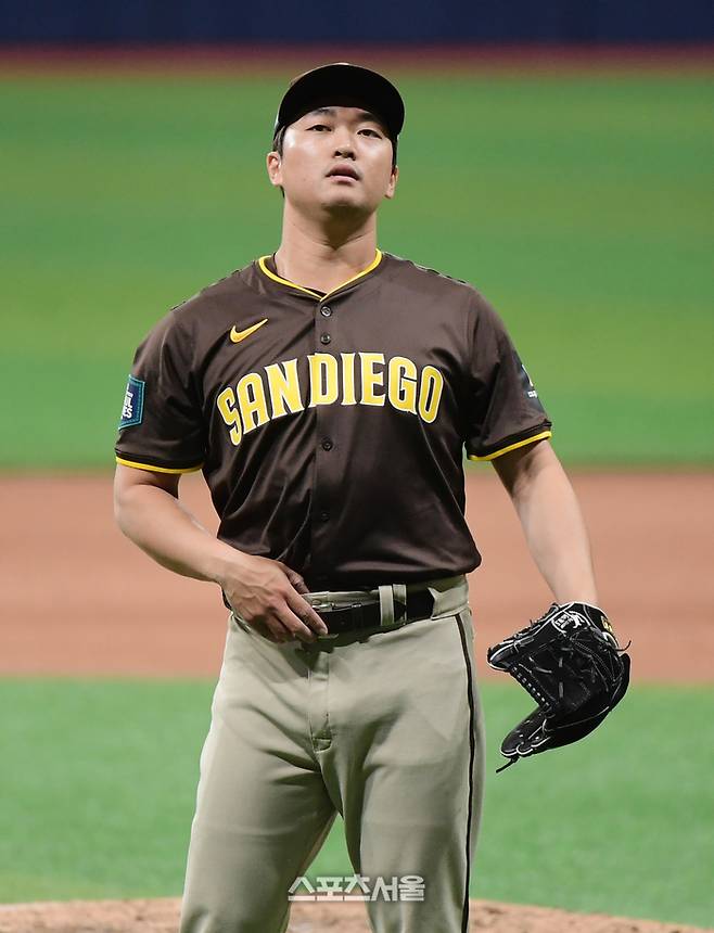 샌디에이고 고우석이 18일 서울 고척스카이돔에서 열린 메이저리그 서울시리즈 LG와 평가전에서 9회말 등판해 이재원에게 투런포를 맞았다. 고척 | 강영조 기자 kanjo@sportsseoul.com