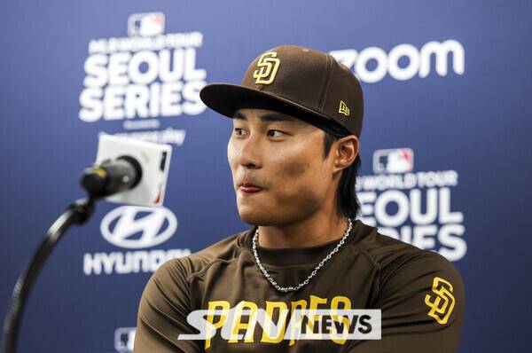 16일 서울 구로구 고척스카이돔에서 열리는 메이저리그(MLB) 월드투어 서울시리즈에 참가하는 샌디에이고 파드리스 김하성이 취재진 질문에 답하고 있다. 사진┃뉴시스