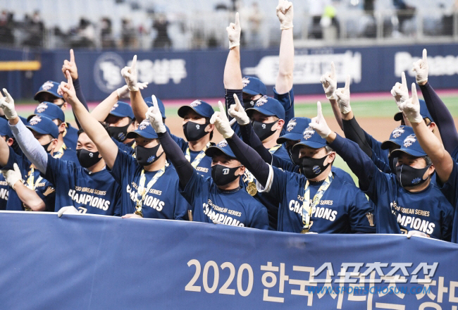 2020년 한국시리즈 우승 당시 세리머니 하는 김택진 구단주(가운데)와 NC 선수단. 스포츠조선DB