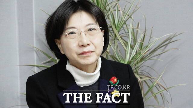 남영신 여사는 광주에 거처를 마련하고 전입신고를 했지만 광주를 잘 모른다고 고백하며 "시민들과 서구갑 주민들의 얘기를 소중하게 귀담아듣고 해야 할 일이 무엇인지를 배우는 겸손한 자세로 선거에 임하겠다"고 밝혔다./광주=나윤상 기자