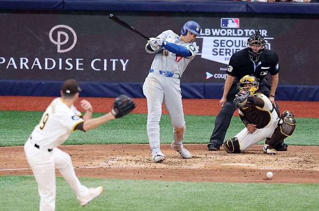 20일 서울 구로구 고척스카이돔에서 열린 2024년 미국 프로야구 메이저리그(MLB) 정규시즌 개막전로스앤젤레스 다저스와 샌디에이고 파드리스의 경기에서 LA다저스 오타니 쇼헤이가 땅볼을 치고 있다. [사진출처=연합뉴스]