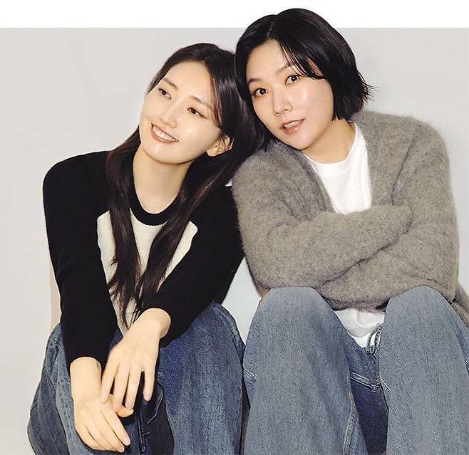 최근 10년 만의 정규 3집 ‘40’을 선보인 그룹 ‘옥상달빛’의 김윤주(왼쪽)와 박세진. /매직스트로베리사운드