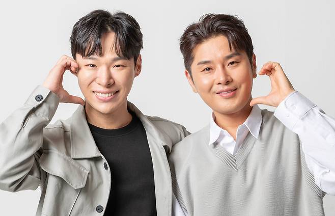 작곡 듀오 ‘알고보니 혼수상태’의 ‘알고보니’ 김지환(왼쪽)과 ‘혼수상태’ 김경범이 아이돌 볼하트 등으로 포즈를 연출했다. 미스·미스터트롯 시리즈 마스터(심사위원)로도 활약한 둘은 “트로트 노래로 빌보드 차트에 진출해보고 싶다”는 포부를 밝혔다. /이태경 기자