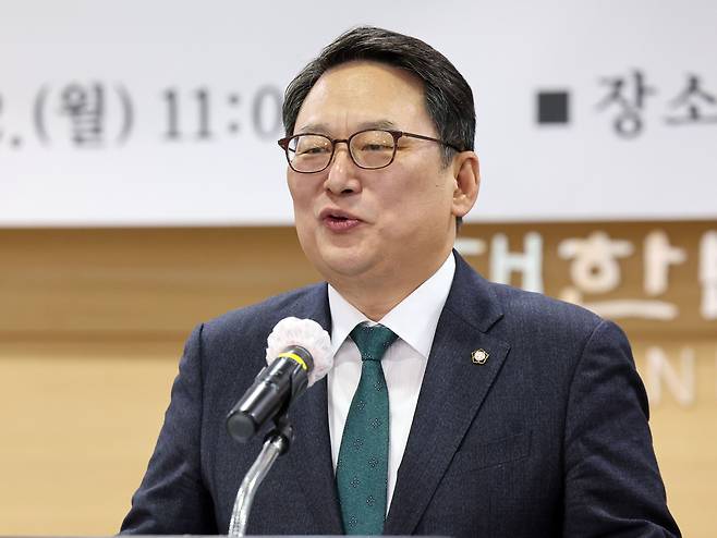 김영훈 대한변협회장이 서울 서초구 대한변호사협회에서 열린 임시총회에서 인사말을 하고 있다./뉴스1