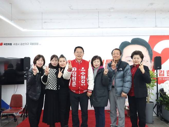 국민의힘 수원갑 김현준 예비후보가 지난 18일 자신의 선거사무소에서 수원시 소상공인연합회 장안지부 회원들과 소상공인의 사업 활성화를 위한 정책간담회를 가졌다. ⓒ캠프 제공