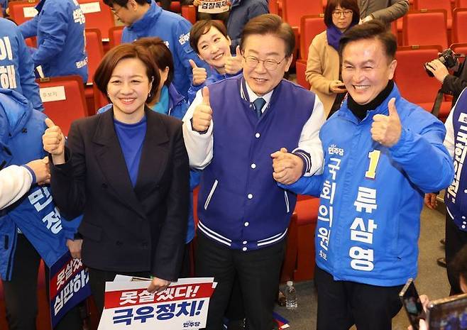 20일 국회에서 열린 더불어민주당 서울시당 선거대책위원회 출범식에서 이재명 대표가 류삼영, (왼쪽) 조수진 후보 등과 기념촬영을 하고 있다. ⓒ연합뉴스