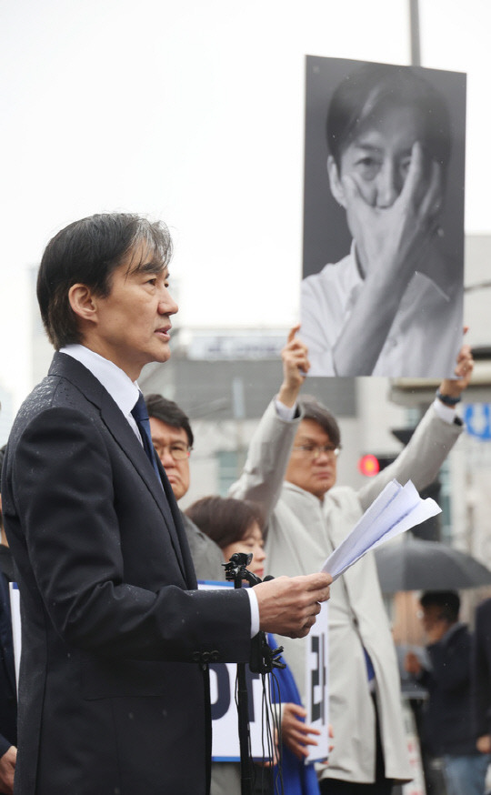 조국 조국혁신당 대표와 비례대표 후보자 등이 지난 19일 용산 대통령실 앞에서 관권선거 중단 등을 요구하며 정권 비판 기자회견을 하고 있다. <연합뉴스>