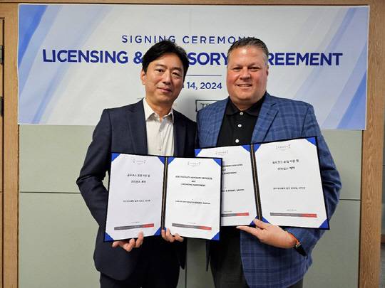 라오라오홀딩스타 케빈 황(왼쪽) 상무와 트룬 인터내셔널의 플랜더스(DJ Flanders)대표   [라오라오홀딩스스타 제공]