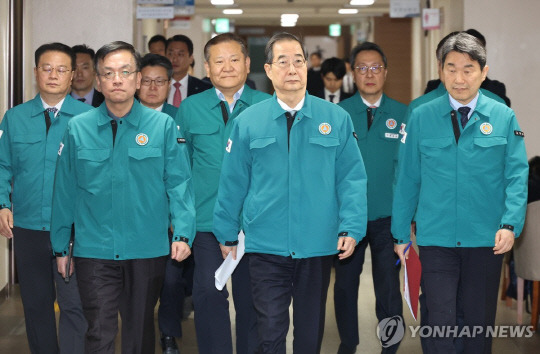 의대 정원 확대를 두고 '의정 갈등'이 계속되고 있는 20일 오후 한덕수 국무총리가 의료 개혁 관련 대국민 담화 발표를 위해 관계 장관들과 서울 종로구 정부서울청사 회견장으로 이동하고 있다. <사진: 연합뉴스>