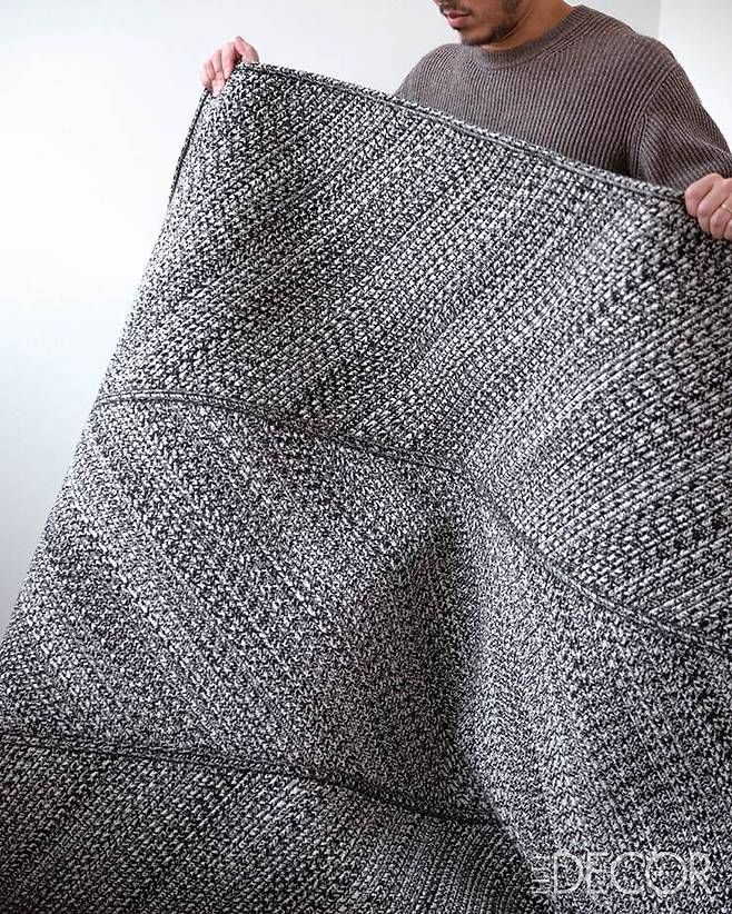 크바드랏(Kvadrat)을 위해 실을 꼬아서 만든 로프를 이용해 디자인한 러그 컬렉션 ‘코드(Corde)’.