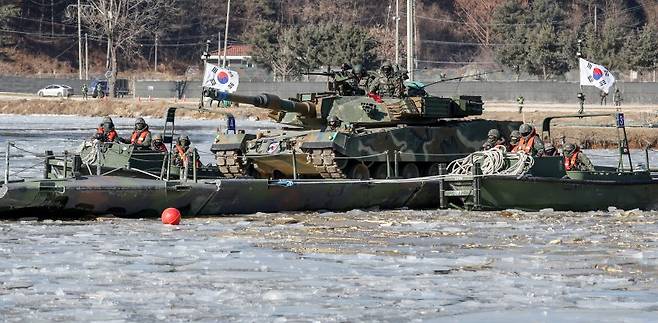 지난 1월 24일 오후 경기도 포천군 강포리 훈련장에서 열린 육군 제7공병여단과 수도기계화보병사단의 제병협동 도하훈련에서 K1A2 전차가 문교도하를 실시하고 있다. (자료 사진) 사진=뉴스1