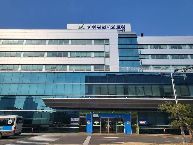 19일 오후 인천시 동구 방축로 인천의료원 본관 앞. 내원객을 거의 찾아보기 힘들다. 이승욱 기자