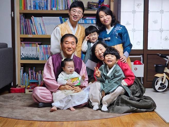 필자(아래 줄 맨 왼쪽)와 아내, 아들 가족. 필자 제공