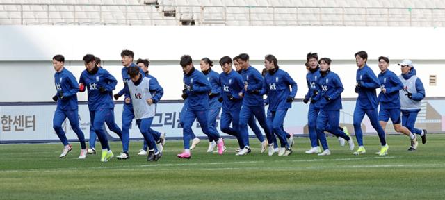 한국 축구대표팀 선수들이 20일 서울 마포구 서울월드컵경기장에서 태국과 2026 북중미 월드컵 2차 예선 경기에 앞서 훈련을 받고 있다. 연합뉴스