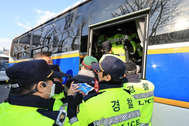 20일 투쟁 선포식을 마치고 용산 대통령실 방향으로 행진하다 경찰과 충돌한 전국금속노동조합 조합원들이 연행되고 있다. 연합뉴스