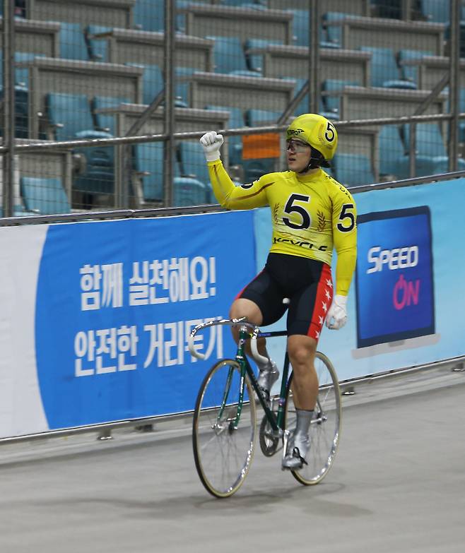 특선급 경주에서 우승한 전원규 선수가 환호하고 있다. 경륜경정총괄본부