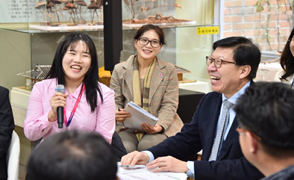 박형준 부산광역시장(오른쪽)이 지난 18일 화명수목원에서 푸른도시국 직원들과 시정 현안에 대해 논의하고 있다. [사진=부산광역시]