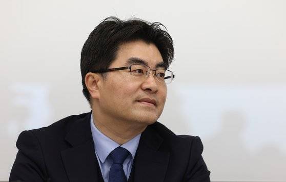 방재승 서울의대 교수협의회 비상대책위원장이 지난 16일 오전 서울 종로구 광화문광장 인근 컨퍼런스룸에서 열린 집단사직 결의 관련 기자회견에서 취재진의 질문을 듣고 있다. 연합뉴스