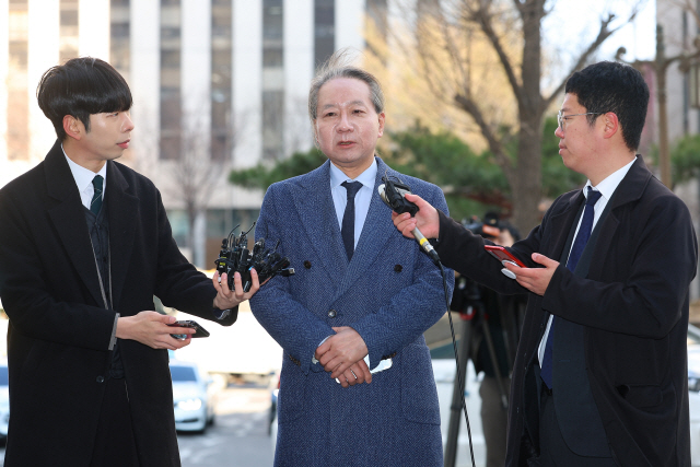 ▲ 주수호 대한의사협회 비상대책위원회 언론홍보위원장이 20일 오전 의료법 위반 등 혐의 관련 조사를 받기 위해 서울경찰청 공공범죄수사대로 들어서며 입장을 밝히고 있다. 연합뉴스