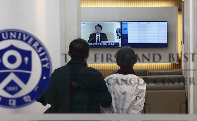 전국 의과대학 교수들의 집단 사직이 가시화하는 가운데 19일 서울 시내 한 대학병원에서 환자가 이동하고 있다. 사진=한국경제신문