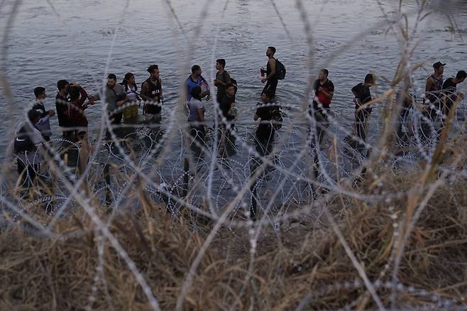 텍사스 국경 지대에서 이민자들이 기다리고 있다. AP연합뉴스