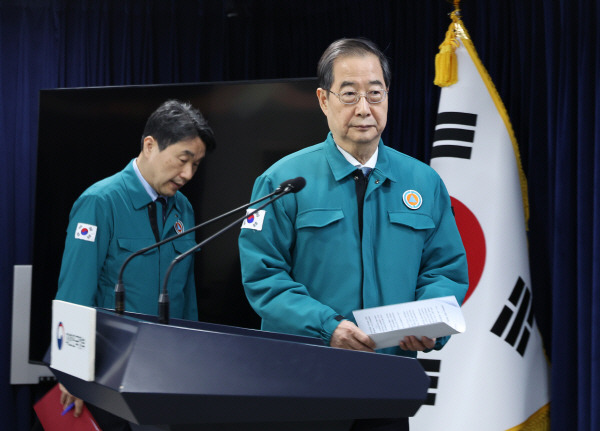 의대 정원 확대를 두고 ‘의정 갈등’이 계속되고 있는 20일 오후 한덕수 국무총리가 서울 종로구 정부서울청사에서 의료 개혁 관련 대국민 담화 발표를 위해 단상에 오르고 있다. 연합뉴스