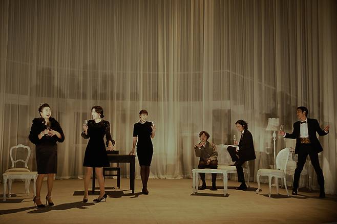 두산아트센터에서 공연 중인 연극 ‘엠. 버터플라이’의 한 장면. 연극열전