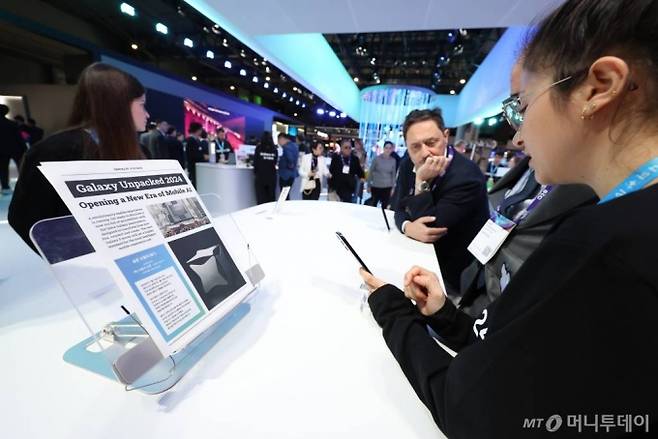 세계 최대 이동통신 전시회 '모바일 월드 콩그레스(MWC) 2024’ 개막일인 지난달 26일 오전(현지시간) 스페인 바르셀로나 피아 그란 비아 전시장에 마련된 삼성전자 부스에서 관람객들이 갤럭시S24의 AI기능을 체험을 하고 있다. /사진=뉴스1